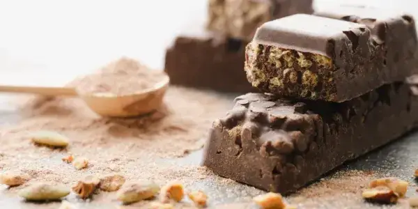 Batony proteinowe: czy warto? Ekspert radzi, jak wybrać dobre